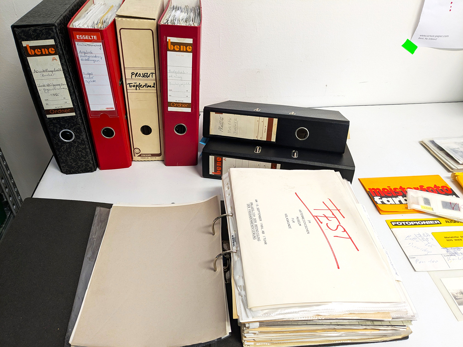 Abbildung 1: Archivalien zum Luftschutzbunker Schönbornpark aus dem Archiv des Volkskundemuseum Wien; Foto: Maria Raid © Volkskundemuseum Wien