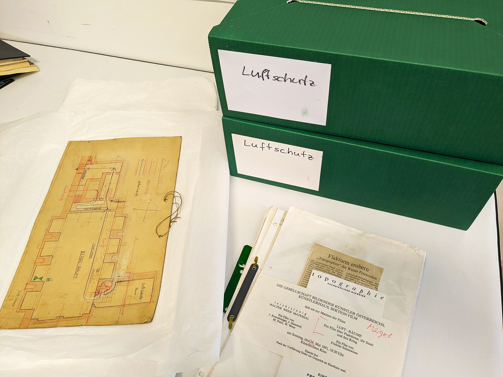Abbildung 3:Archivalien zu Luftschutz aus dem Archiv des Volkskundemuseum Wien; Foto: Maria Raid © Volkskundemuseum Wien