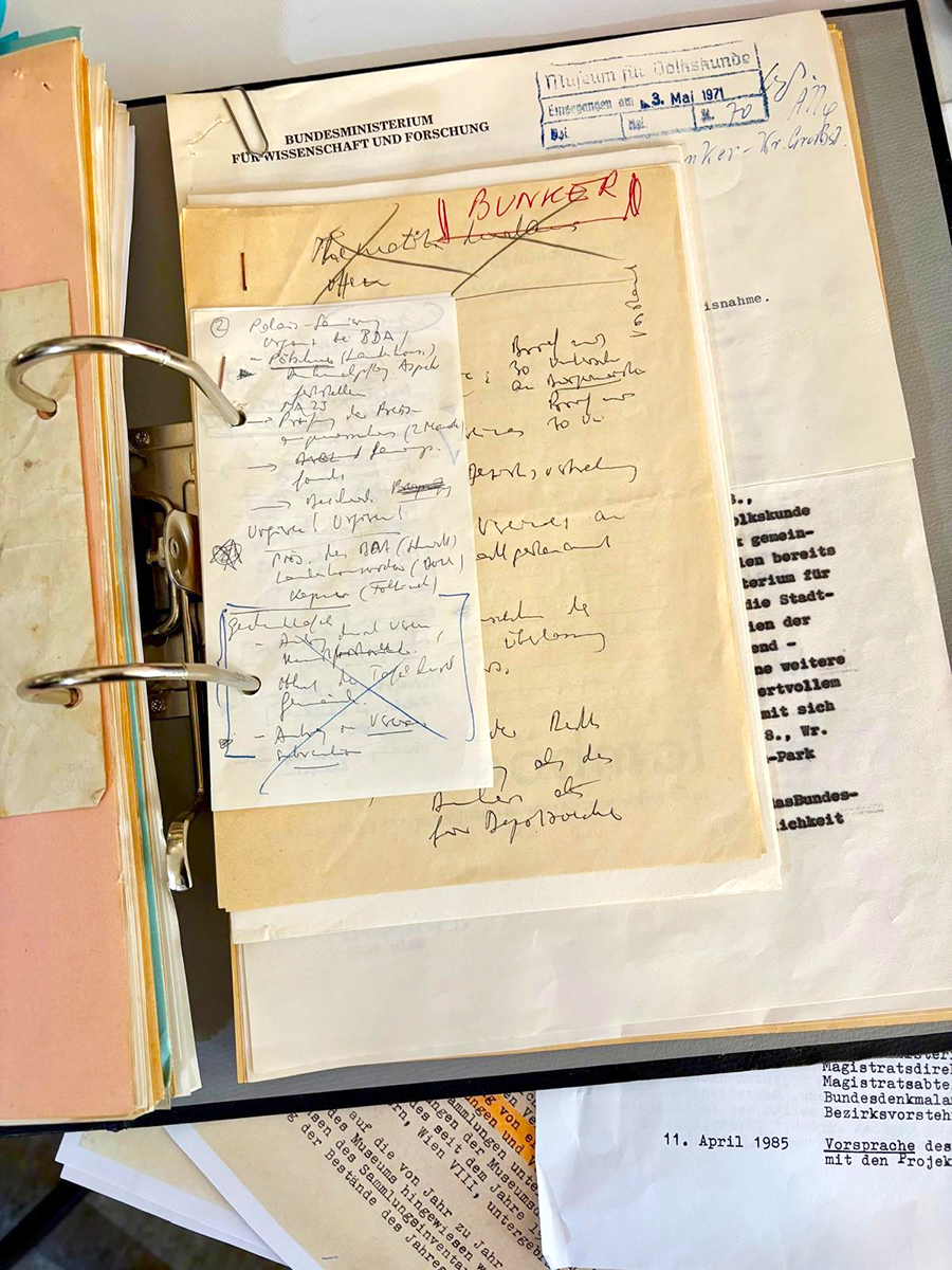 Abbildung 4:Einblick in einen Archivordner über den Luftschutzbunker im Schönbornpark; Foto: Magdalena Puchberger © Volkskundemuseum Wien