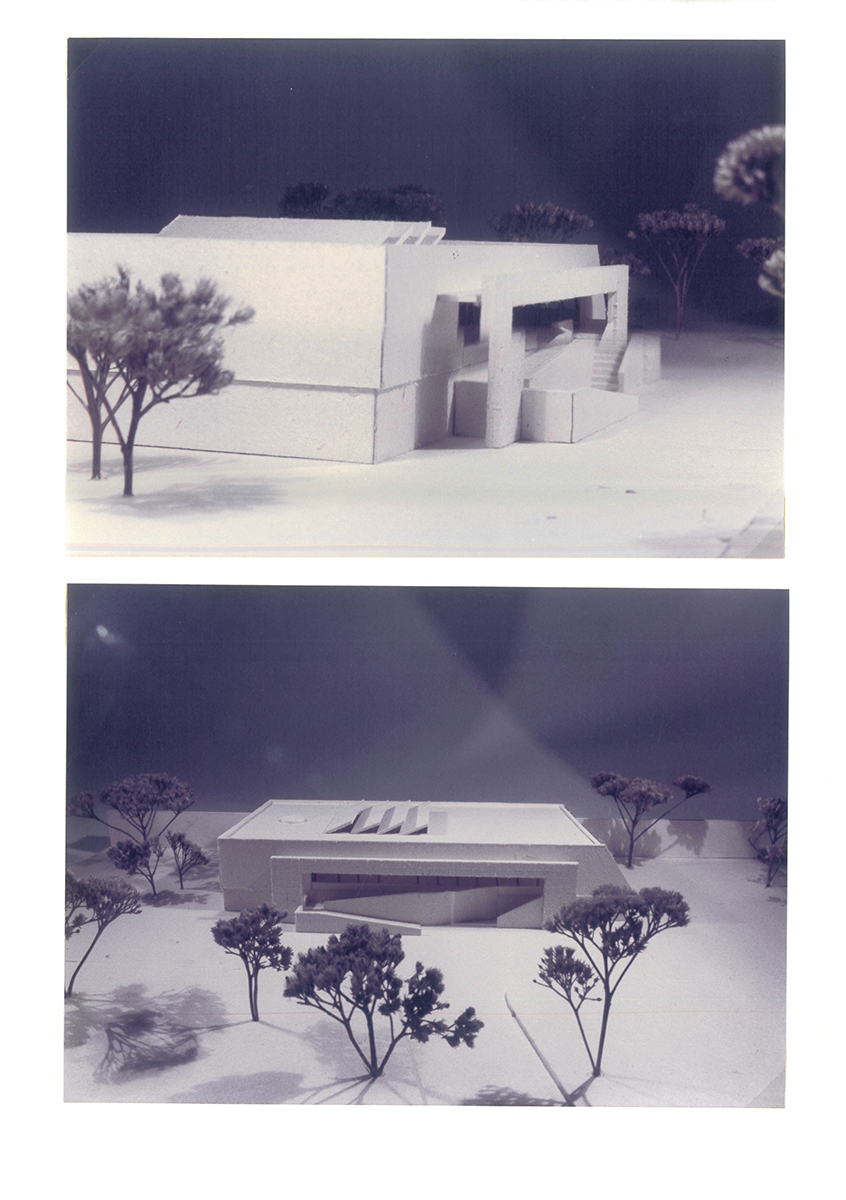 Abbildung 7:Zwei auf DIN-A4-Papier aufgeklebte Fotos des Modells des geplanten Umbaus, 1985; Archivordner „Ausstellungshalle Bunker 1982–1987“, Museumsarchiv © Volkskundemuseum Wien