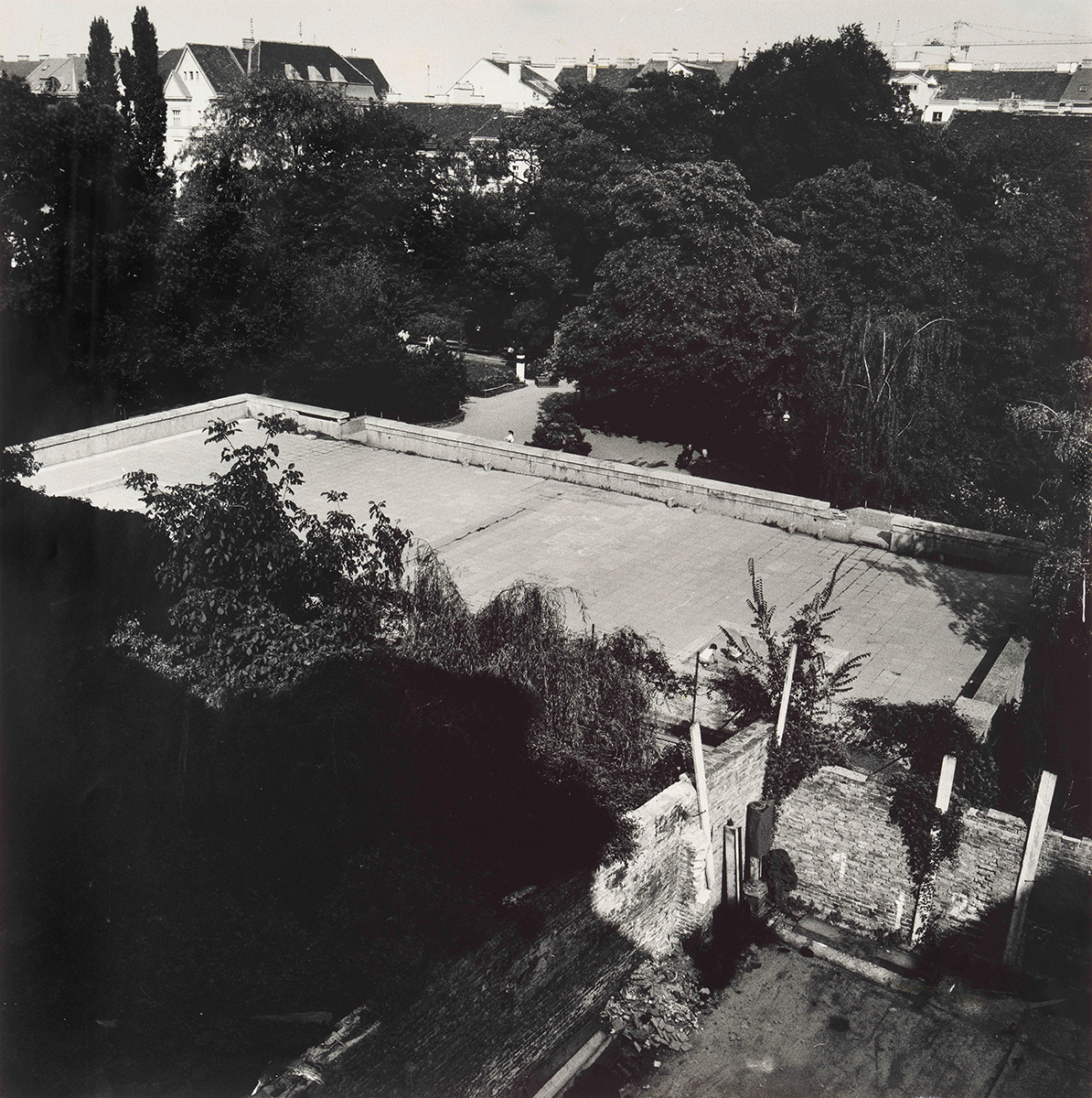 Abbildung 3:Dachfläche des Luftschutzbunkers Schönbornpark, um 1985; pos/68475/003 © Volkskundemuseum Wien