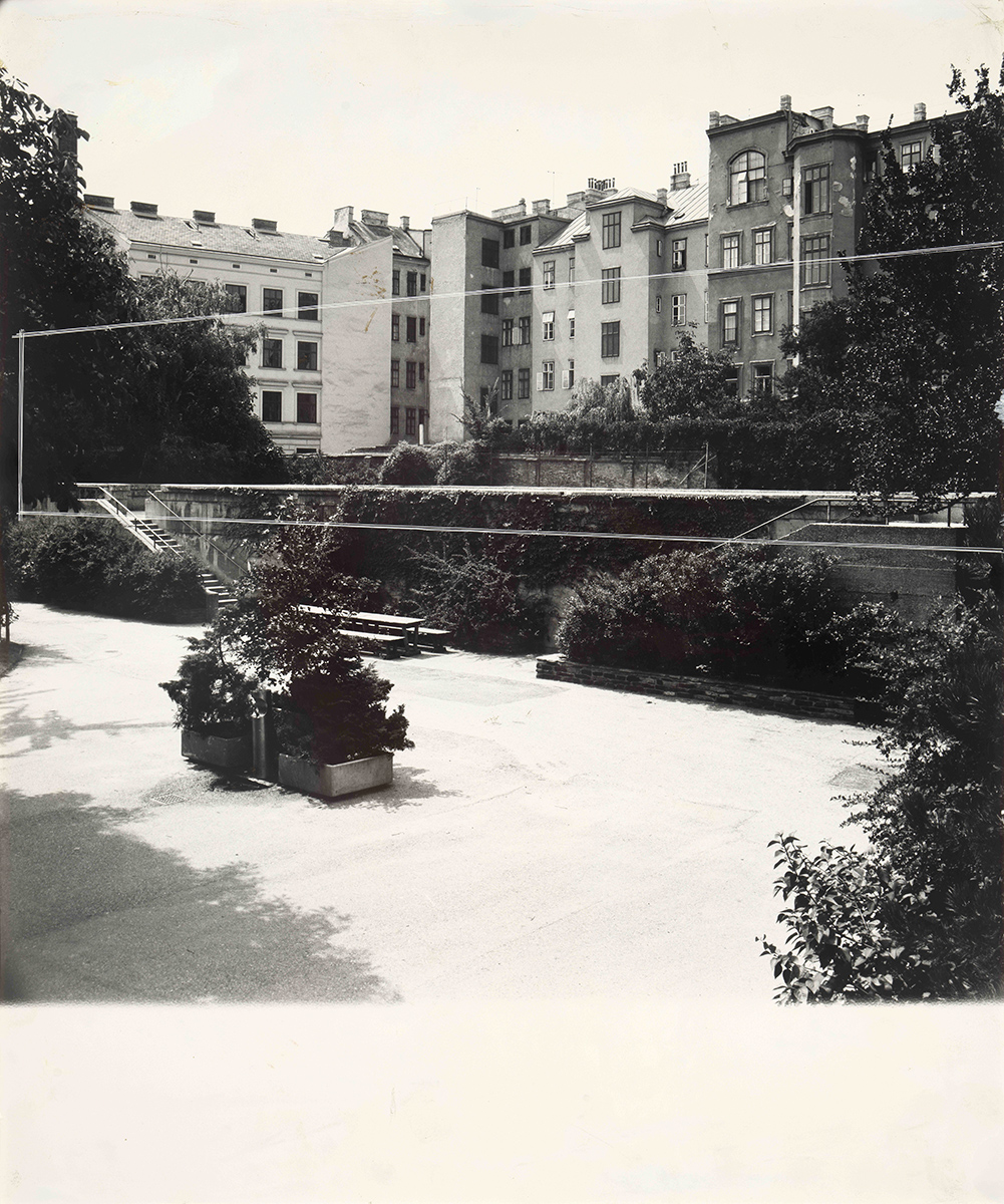 Abbildung 7:Luftschutzbunker Schönbornpark mit Kontur der Vorderfront des Aufbaus, um 1985; pos/68475/007 © Volkskundemuseum Wien