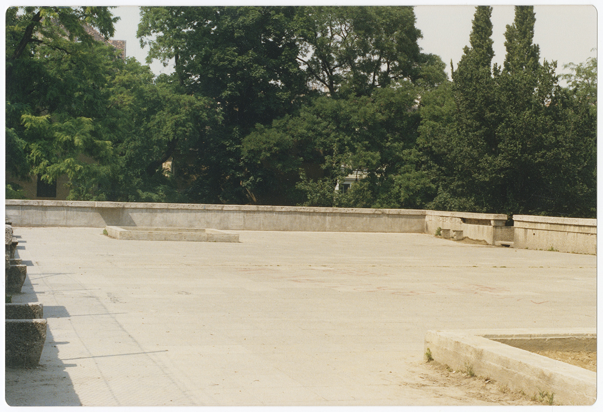 Abbildung 1: Dachfläche Luftschutzbunker Schönbornpark, 1986; pos/68487/044 © Volkskundemuseum Wien