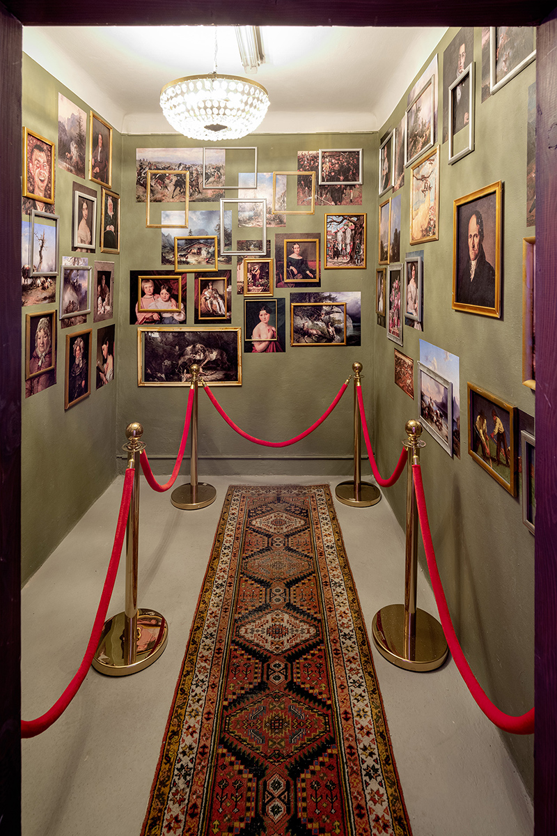 Abbildung 10:Einblick in eine als Kulisse eingerichtete Koje im Luftschutzbunker Schönbornpark, 2024; Foto: Kollektiv Fischka/Kramar © Volkskundemuseum Wien