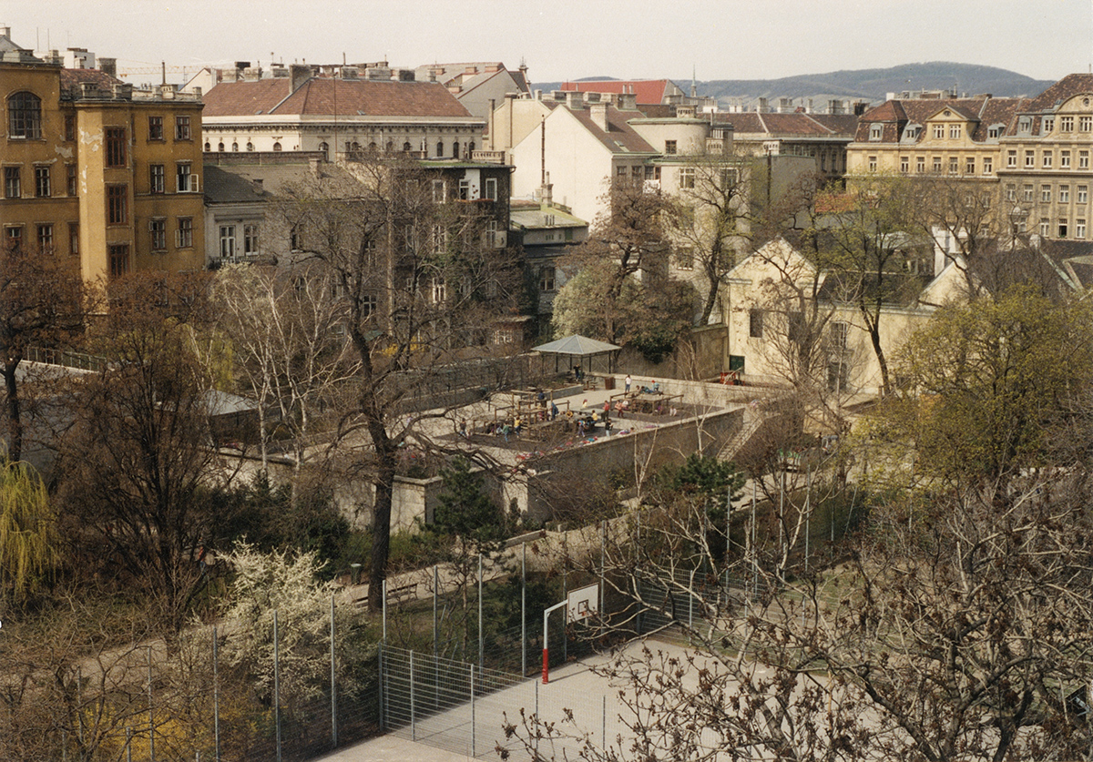 Abbildung 2: Luftschutzbunker im Schönbornpark, 1992; pos/68487/048 © Volkskundemuseum Wien