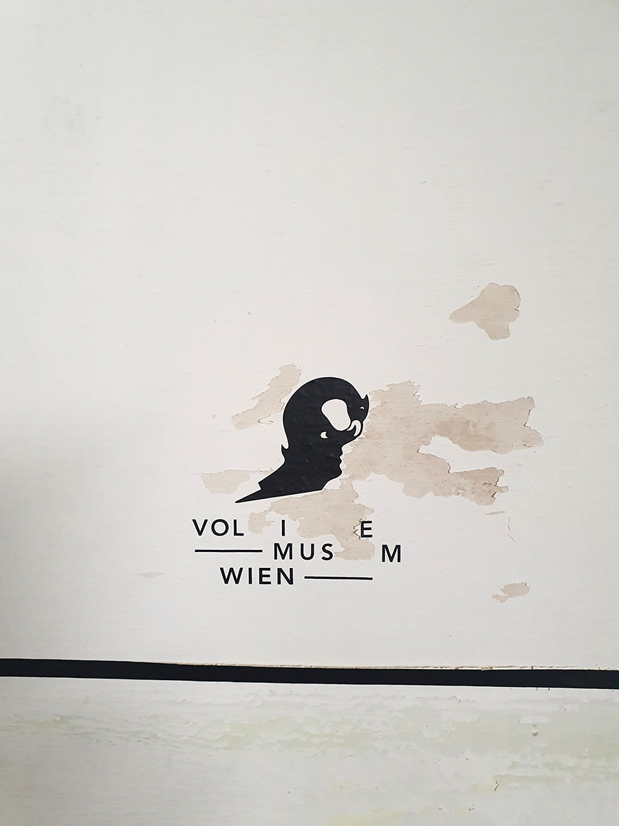 Abbildung 3:Klebebuchstaben auf dem feuchten Mauerwerk im Luftschutzbunker Schönbornpark, Oktober 2025; Foto: Amina Bamieh © Volkskundemuseum Wien