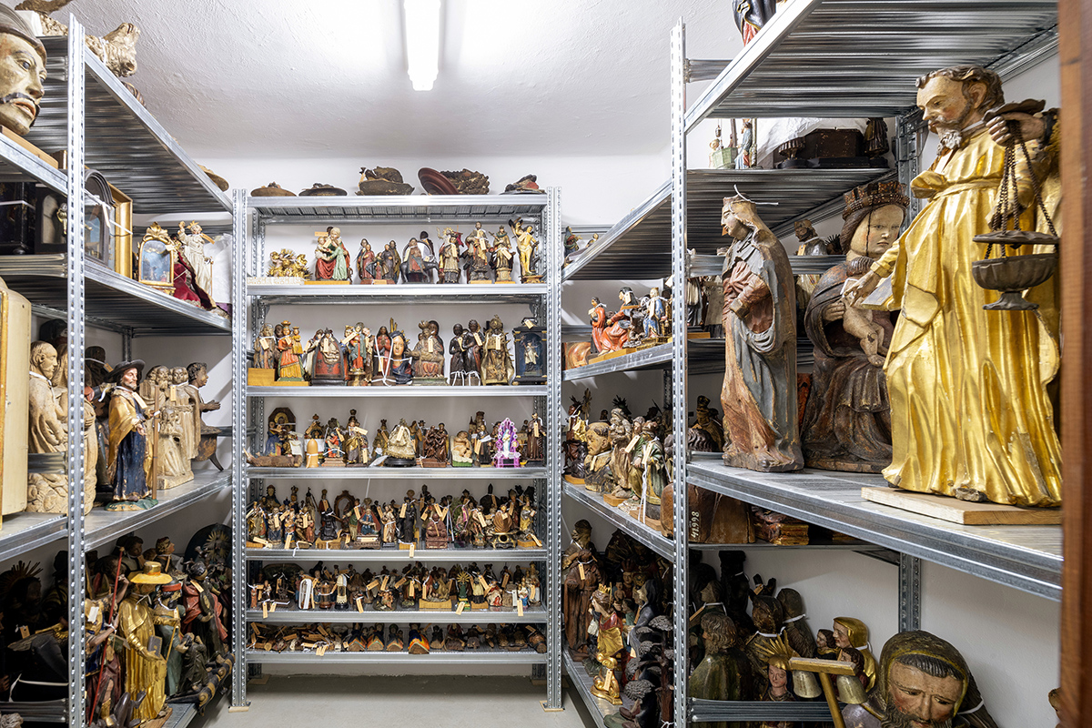 Abbildung 4:Einblick in eine vom Volkskundemuseum Wien als Depot genutzte Koje im Luftschutzbunker Schönbornpark, 2023; Foto: Kollektiv Fischka/Kramar © Volkskundemuseum Wien