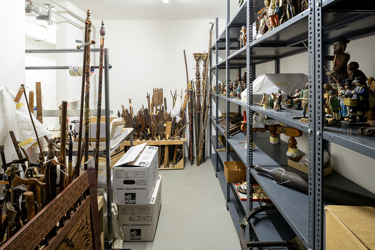 Abbildung 5: Einblick in eine vom Volkskundemuseum Wien als Depot genutzte Koje im Luftschutzbunker Schönbornpark, 2023; Foto: Kollektiv Fischka/Kramar © Volkskundemuseum Wien