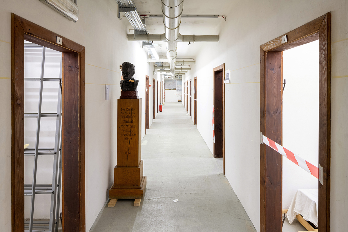 Abbildung 6:Einblick in den als Depot genutzten Luftschutzbunker Schönbornpark kurz vor dem Auszug der Objekte, 2023; Foto: Kollektiv Fischka/Kramar © Volkskundemuseum Wien