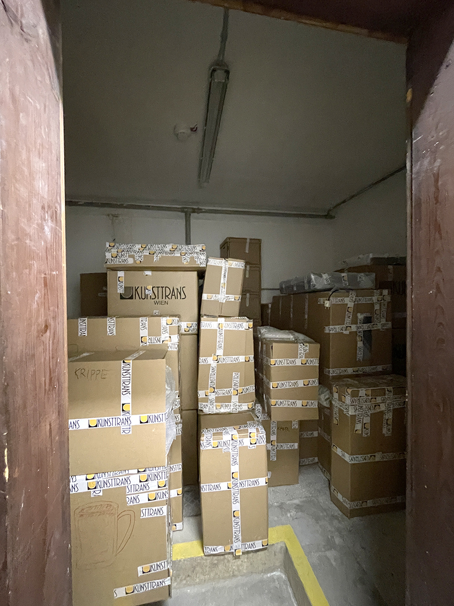 Abbildung 7:Einblick in eine Koje im Luftschutzbunker Schönbornpark kurz vor dem Abtransport der verpackten Objekte, 2024; Foto: Carina Neischl © Volkskundemuseum Wien