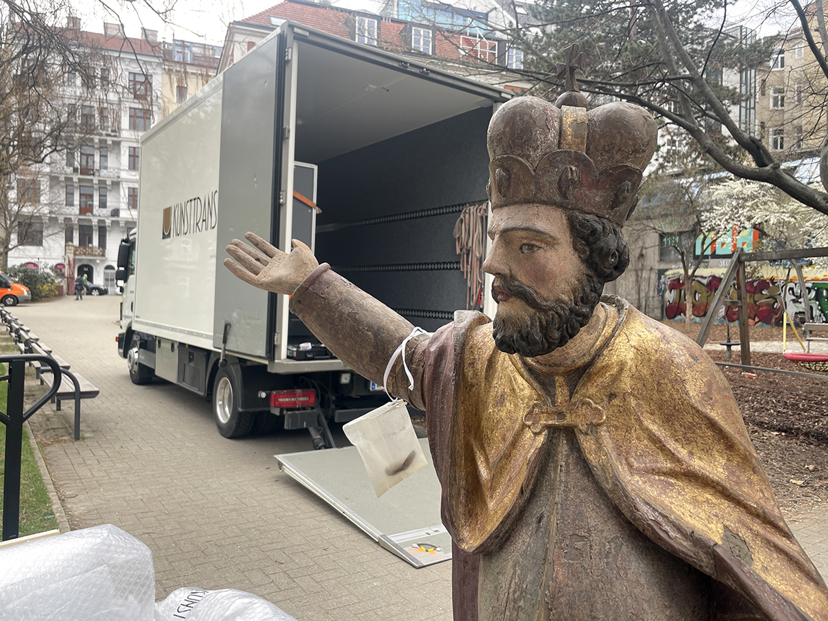 Abbildung 8:Abtransport der Objekte des Volkskundemuseum Wien aus dem Luftschutzbunker Schönbornpark, 2024; Foto: Carina Neischl © Volkskundemuseum Wien