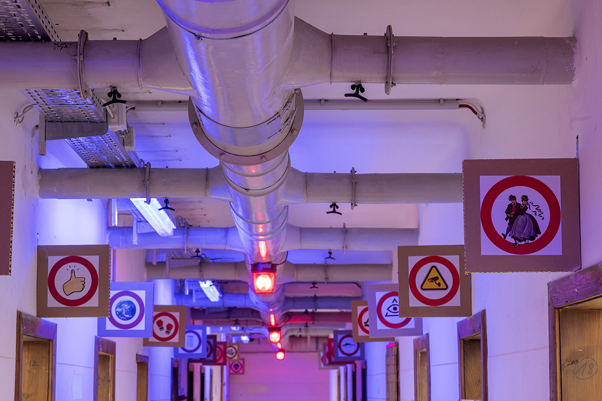 Abbildung 9:Einblick in den als Kulisse für „Warten auf die Barbaren“ genutzten Luftschutzbunker Schönbornpark, 2024; Foto: Kollektiv Fischka/Kramar © Volkskundemuseum Wien